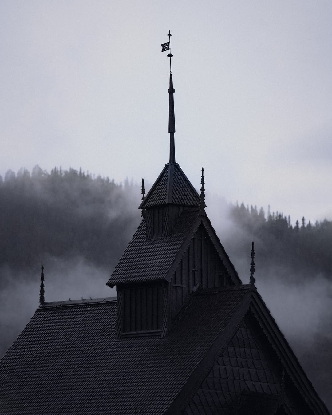 Timmerarkitektur, ornament och skiftande ljus vid en stavkyrka, katalognummer 42, ur samlingen Stavkyrkor